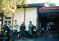 2000年8月　田沢湖ユースホステルの前で
